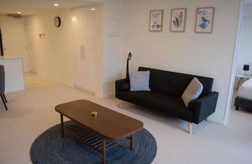 Reid Apartment | Homely Modern Apt by Lake between City & Russell