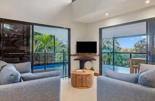 Mooloolah Valley House | Opulent Oasis: Exclusive Getaway for 9