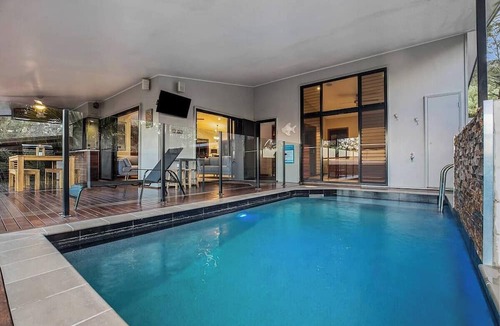 Mooloolah Valley House | Opulent Oasis: Exclusive Getaway for 9