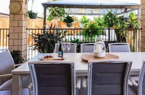 Beerwah House | Entertainer's paradise - child & pet friendly!