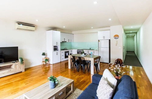 Brunswick Apartment | Penny. 2BR Stylish Brunswick Stay w/Parking