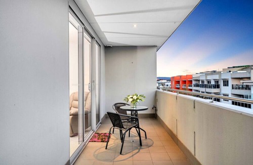 Mawson Lakes Apartment | Modern Metro | By Host Solutions