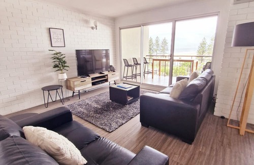 Caloundra Apartment | Joanne Apartments -2 bedroom apartment with stunning views of the ocean.