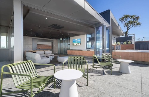 North Fremantle Apartment | Modern Studio with Rooftop and BBQ Access