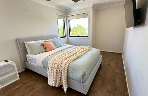 North Lakes Apartment | `Sienna Rise` - Walk to Westfield - sleeps 6