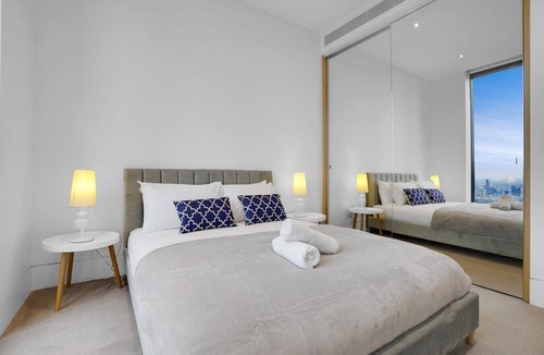 Southbank Apartment | Wake Up to the Sunrise| Next to Casino w/Sky Pool