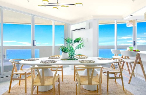 Surfers Paradise Apartment | Welcome to Paradise: Ocean Views from every room.