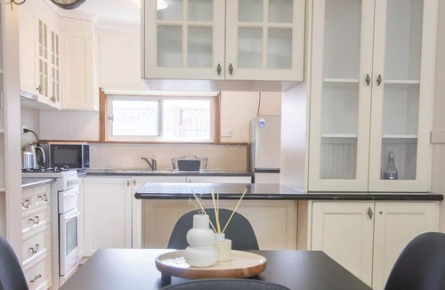 Ballarat House | Charming older cottage in Ballarat Central with classic character, modern comfort and a great central location. Two bedrooms, full kitchen, comfy lounge, workspace and easy access to cafés, shops and attractions.