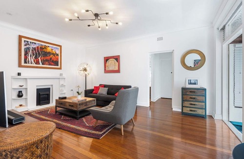Bellevue Hill Apartment | Art-Deco Gem in Midlothian, Opposite Beach