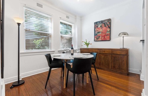 Bellevue Hill Apartment | Art-Deco Gem in Midlothian, Opposite Beach
