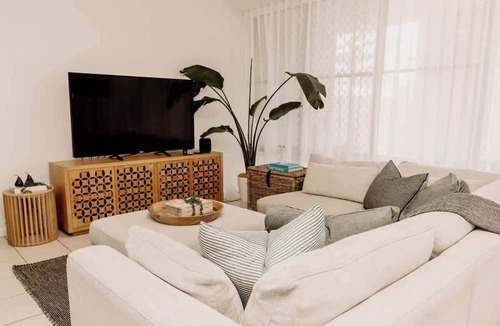 Marcoola Apartment | Coastal Charm - Pet & family friendly