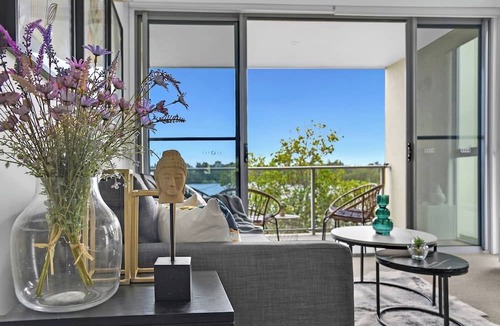 Carrara Apartment | Tri-Level 2BR Water-View Townhouse | Free Parking