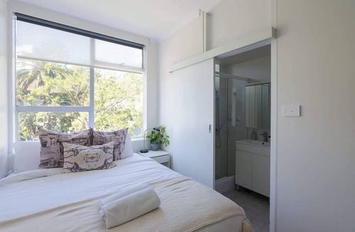 Darling Point Apartment | Delightful Darling Point Studio w Stunning Rooftop