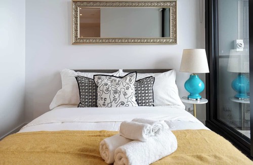 Docklands Apartment | Bay&River Views Condo near Southern Cross Station