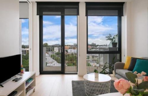Spring Hill Apartment | Bright CBD 2 bedroom resort-style escape