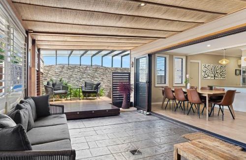 Toukley House | Tropical Santai Retreat - Inground Pool