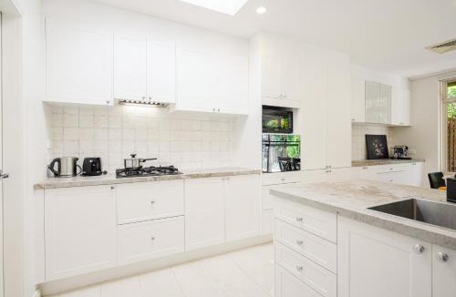 North Sydney Villa | Charming Det House, N Sydney , 3BR 3BA with Pvt Parking&Metro Nearby