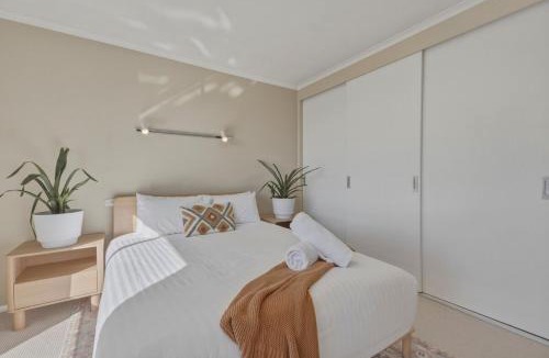 Mount Nelson House | Mount Nelson Lookout - 2 Bed House & Swimming Pool