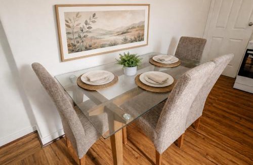 Belmont House | Relaxing Two-Bedroom Retreat Near the Airport