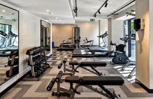 Docklands Apartment | Live Luve - Stylish Docklands Loft - Free Parking, Pool & Gym