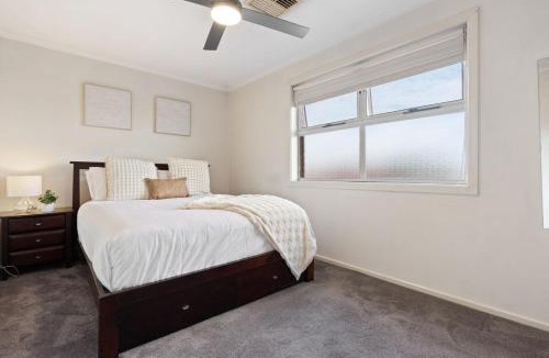 Mawson Lakes House | Spacious 3 Bedroom Family Home near Lake & UniSA