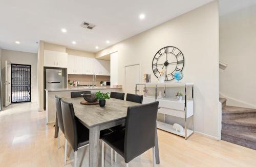 Mawson Lakes House | Spacious 3 Bedroom Family Home near Lake & UniSA