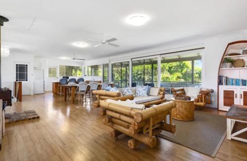 Pottsville House | Classic Beach House on Surfside - Pet Friendly