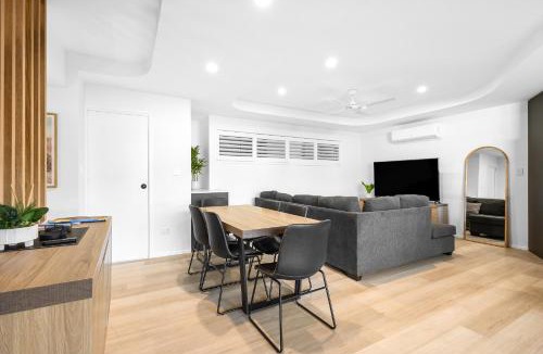 Forest Glen House | Azure Townhouse - Spacious Luxe 3BR With PS4
