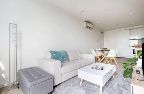 Melbourne Central Business District Apartment | West Edge - Urban Outlook near Gardens and Markets