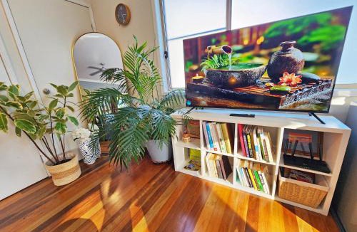 Doonan House | Cosy Studio with Forest Views, Noosa Hinterland
