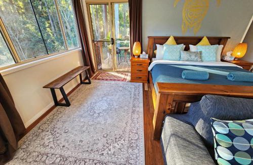 Doonan House | Cosy Studio with Forest Views, Noosa Hinterland