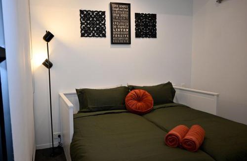 Walkerville Apartment | Greenville -Luxury Views-10 Min to Oval & Zoo-Free Parking-Pool-Gym