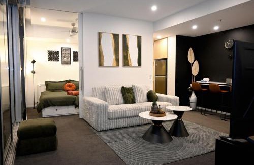 Walkerville Apartment | Greenville -Luxury Views-10 Min to Oval & Zoo-Free Parking-Pool-Gym
