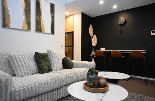 Walkerville Apartment | Greenville -Luxury Views-10 Min to Oval & Zoo-Free Parking-Pool-Gym