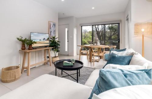 Garran Villa | Quiet and Modern Stay near Hospital with Free Parking