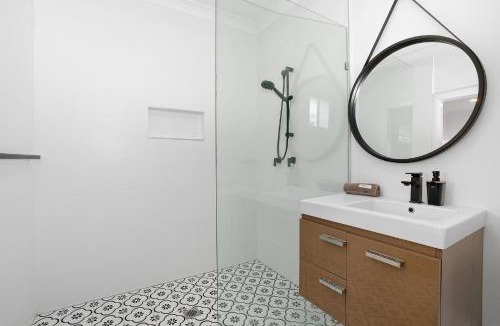 Warners Bay House | Lakeshore Serenity @ Warners Bay