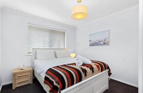 Scarborough Villa | Coastal convenience! Walk to the shops & cafes.
