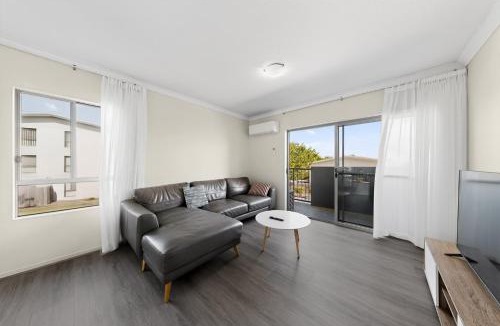Mango Hill Apartment | Modern 2BR Mango Hill Stay and Close to Shops & Rail