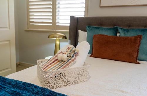 Crawley Apartment | Casa Lune Swan River Views, Steps to Blue Boat House and CBD