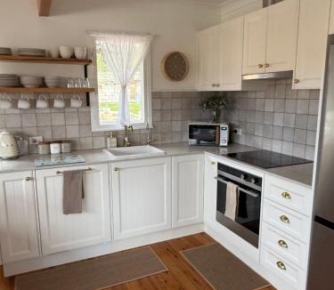 Cooma House | Cosy Cooma Holiday Home in the Snowy Mountains