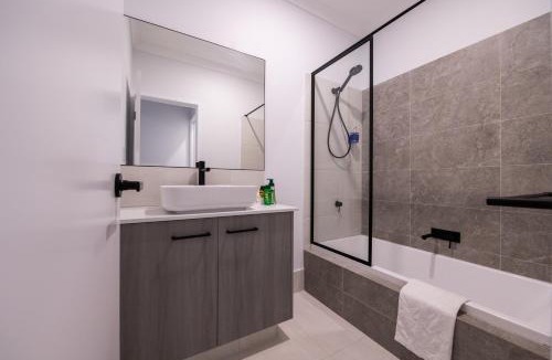 Westminster House | Stylish 3BR Family Home Near CBD & Airport