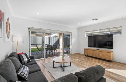 Brabham House | Family Stay Near Wineries & Cuddly Animal Farm