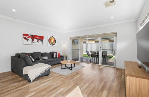 Brabham House | Family Stay Near Wineries & Cuddly Animal Farm