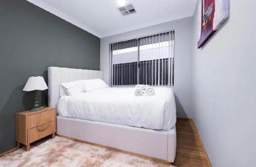 Dayton House | Modern Dayton Retreat near Swan Valley Perth Airport & Perth CBD