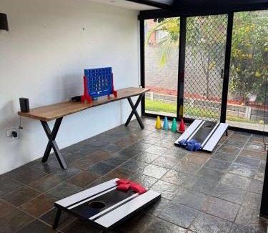 Broadbeach Waters House | Mojo Riverhouse 4BR Pool, Broadbeach Waters