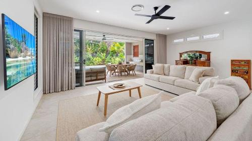 Moffat Beach House | Tranquil Palms - Walk TO Beach, Cafes & Coastal Path