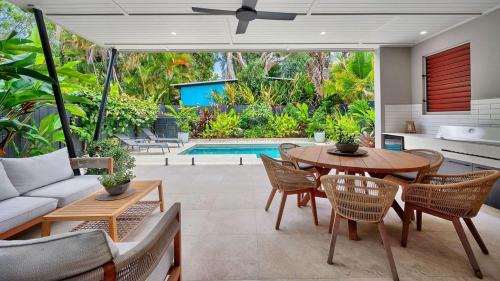 Moffat Beach House | Tranquil Palms - Walk TO Beach, Cafes & Coastal Path