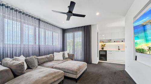 Moffat Beach House | Tranquil Palms - Walk TO Beach, Cafes & Coastal Path