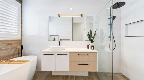 Moffat Beach House | Tranquil Palms - Walk TO Beach, Cafes & Coastal Path