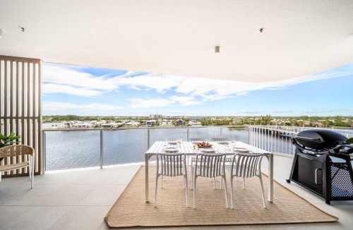 Birtinya Apartment | St Clair Luxury Lake Kawana Living